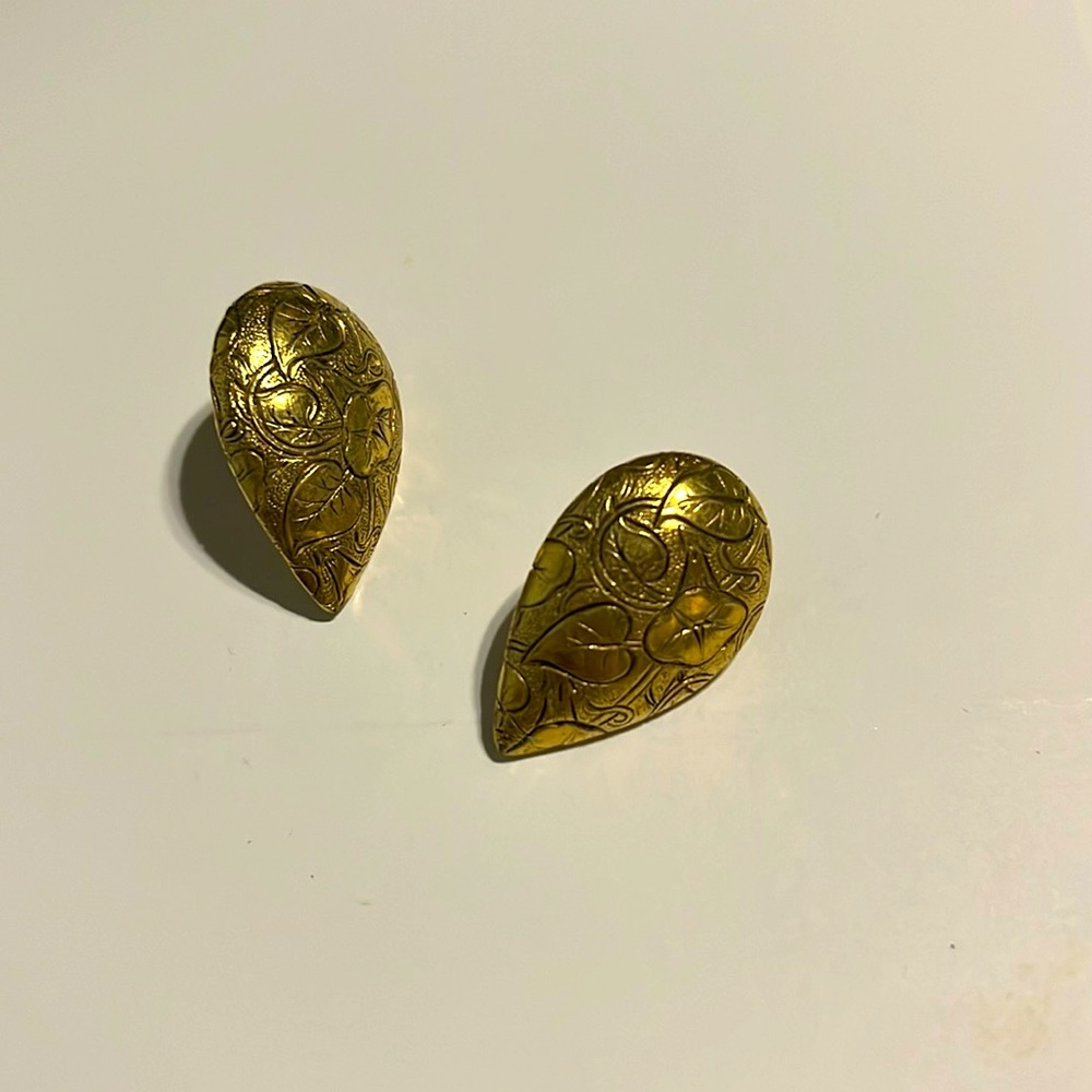 Anthurium gold etched earrings